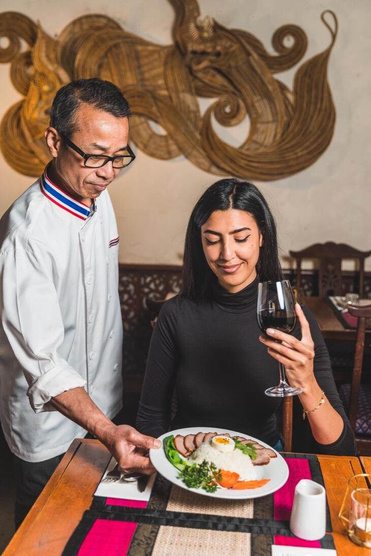 Chef et cliente du Khun Akorn Chef et cliente du Khun Akorn