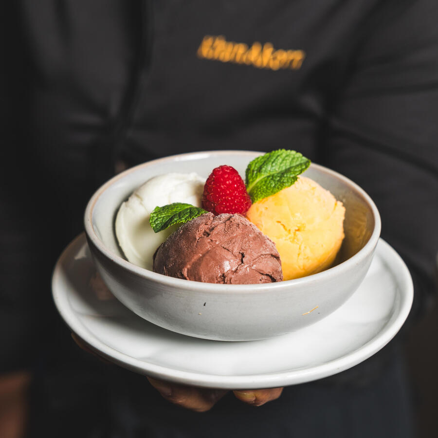 Glace mangue, coco, ananas, vanille, chocolat - Khun Akorn