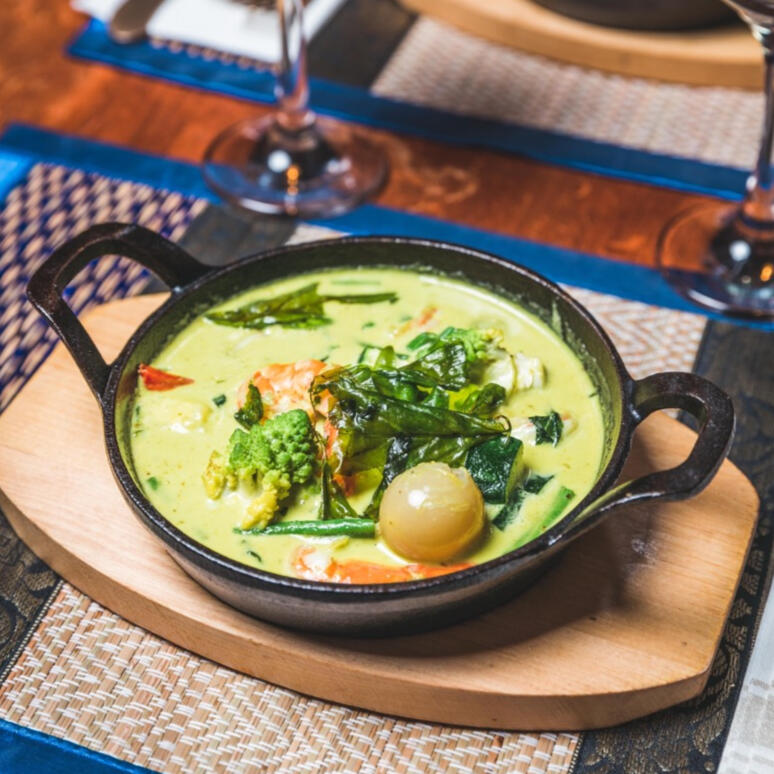 Kaeng Khiew Warn - Khun Akorn