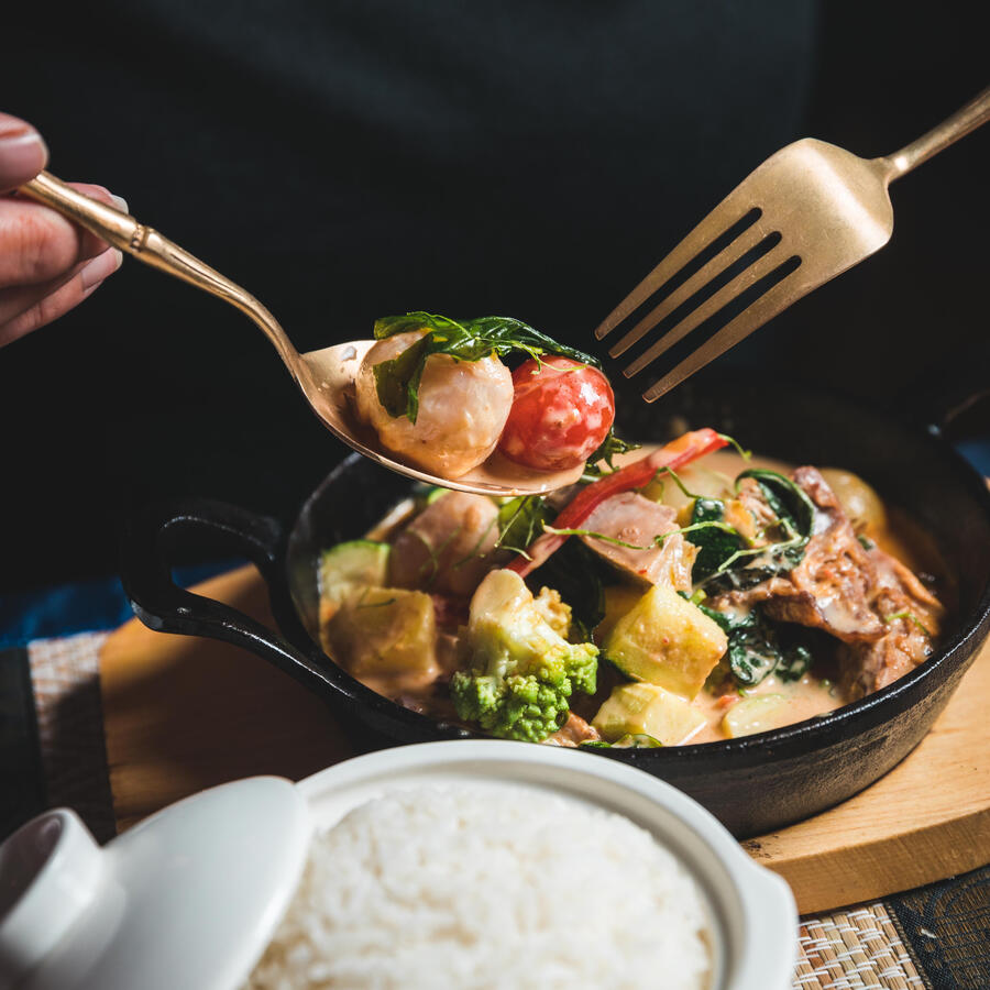 Kaeng Daeng Tofu - Khun Akorn